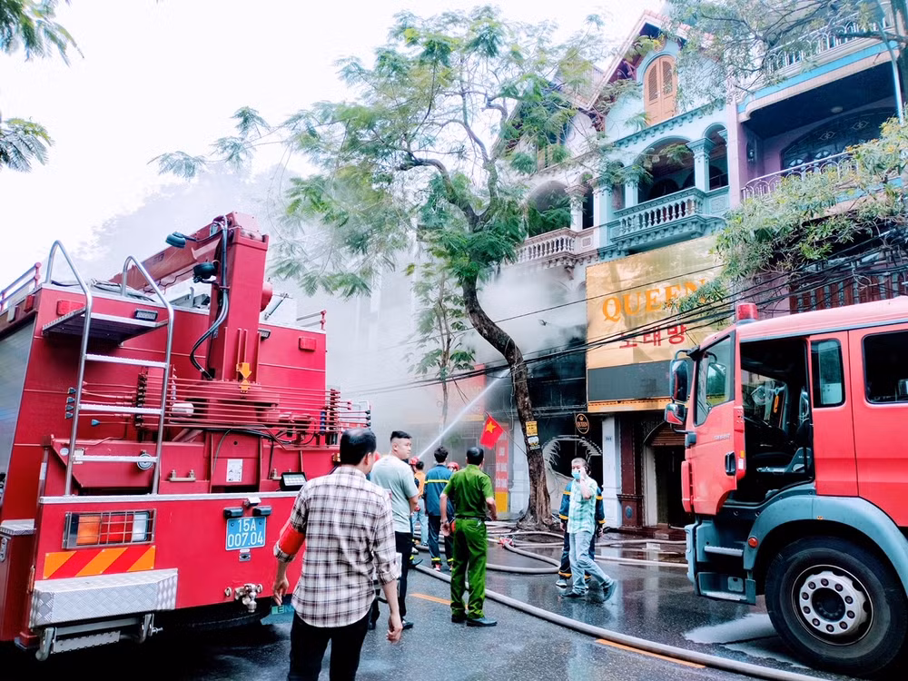 Các lực lượng tập trung cứu chữa vụ cháy.