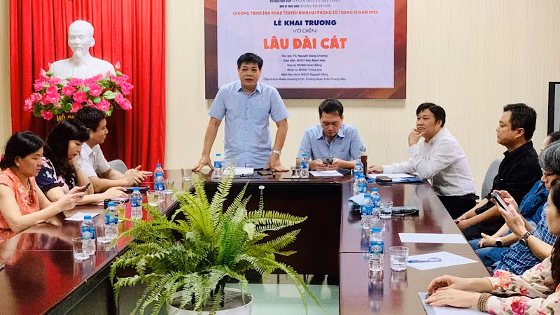 Trưởng đoàn Kịch nói Hải Phòng Trần Trung Hiếu phát biểu khai trương vở diễn.