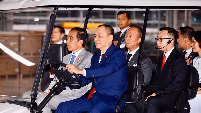 Chủ tịch Tập đoàn Vingroup kiêm Tổng Giám đốc VinFast Toàn cầu Phạm Nhật Vượng đưa Tổng thống Indonesia Joko Widodo đi thăm quan nhà máy.