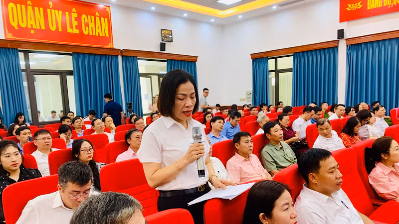Cử tri quận Lê Chân đóng góp ý kiến với Quốc hội.