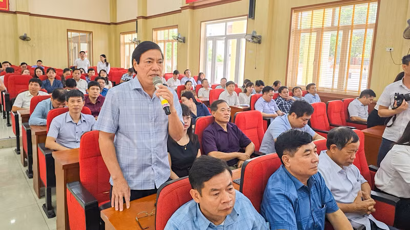 Cử tri huyện Tiên Lãng đóng góp ý kiến với các đại biểu Quốc hội.