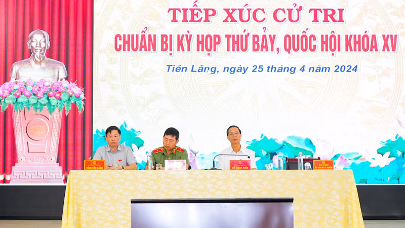 Các đại biểu Quốc hội thành phố Hải Phòng tiếp xúc cử tri huyện Tiên Lãng.
