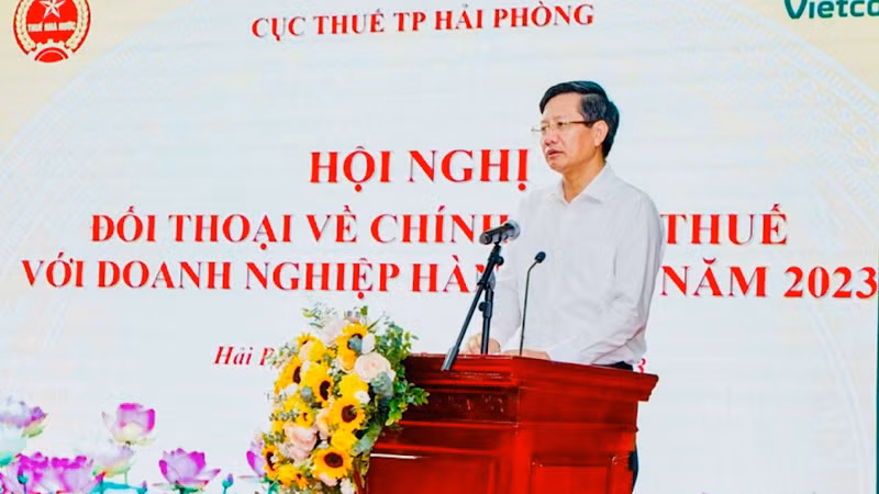 Phó Chủ tịch Thường trực Ủy ban nhân dân thành phố Hải Phòng Lê Anh Quân đối thoại với doanh nghiệp về chính sách thuế.