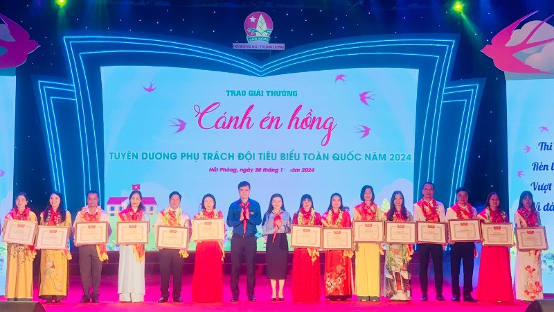 Lãnh đạo Trung ương Đoàn và Hội đồng Đội Trung ương trao giải thưởng "Cánh én hồng" tặng các giáo viên làm Tổng phụ trách Đội tiêu biểu.