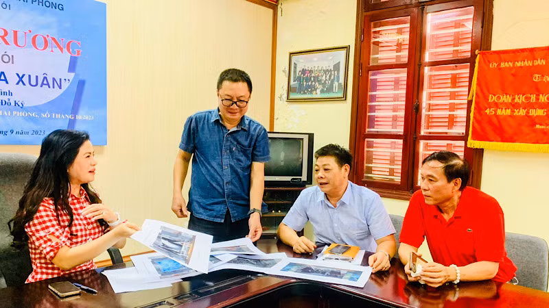 Ê-kíp sáng tạo nghệ thuật trao đổi về hình ảnh sân khấu trong vở diễn.