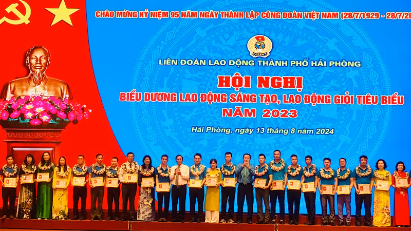 Lãnh đạo Ủy ban nhân dân và Liên đoàn Lao động thành phố biểu dương, vinh danh các tấm gương lao động sáng tạo, lao động giỏi tiêu biểu.