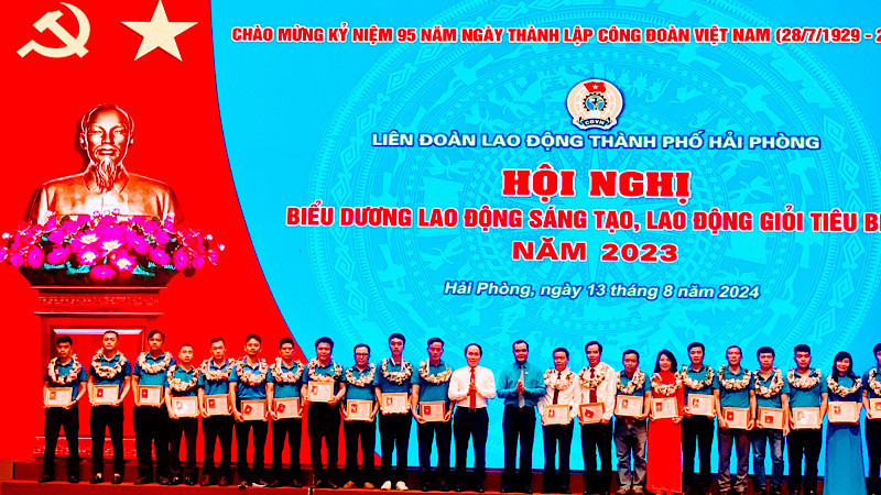 Chủ tịch Tổng Liên đoàn Lao động Việt Nam cùng Bí thư Thành ủy Hải Phòng trao Bằng Lao động sáng tạo và tặng hoa chúc mừng các gương lao động sáng tạo tiêu biểu.