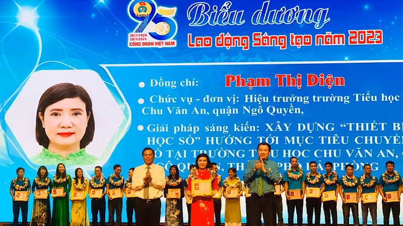 Biểu dương vinh danh các gương lao động sáng tạo.
