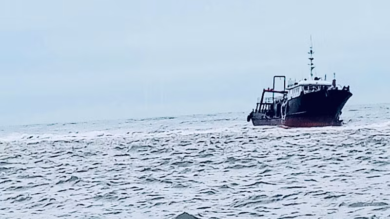 Tàu GLORY bị trôi dạt trên biển.