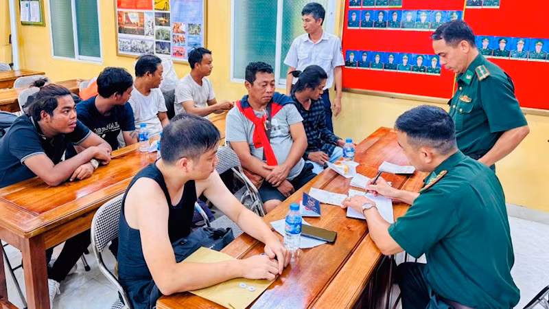 Các thuyền viên được đưa vào bờ an toàn để chăm sóc y tế.