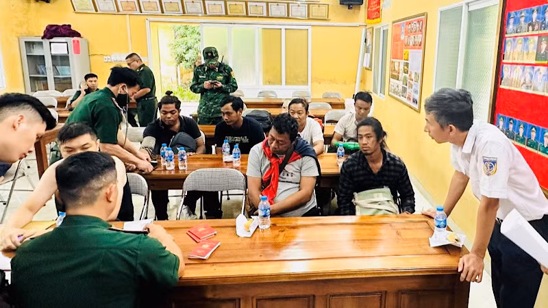 Các thuyền viên trên tàu gặp nạn được đưa về bờ an toàn.