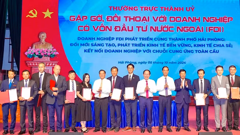 Lãnh đạo thành phố Hải Phòng trao các biên bản ghi nhớ cho các doanh nghiệp về 5 lĩnh vực quan trọng. Lãnh đạo thành phố Hải Phòng trao các biên bản ghi nhớ cho các doanh nghiệp về 5 lĩnh vực quan trọng.