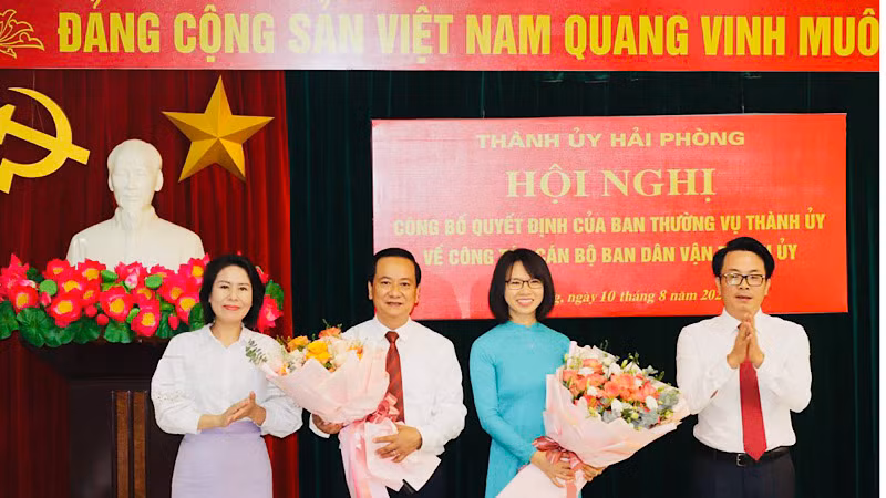 Lãnh đạo Ban Dân vận Thành ủy Hải Phòng chúc mừng các đồng chí được điều động và bổ nhiệm mới.