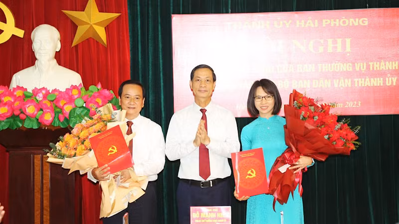 Phó Bí thư Thường trực Thành ủy Hải Phòng trao Quyết định cho đồng chí Nguyễn Văn Thành và Đặng Thị Phương Liên.