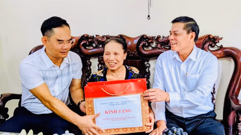 Lãnh đạo thành phố Hải Phòng thăm và tặng quà người có công trên địa bàn quận Ngô Quyền, nhân Ngày Thương binh-Liệt sĩ. (Ảnh tư liệu)