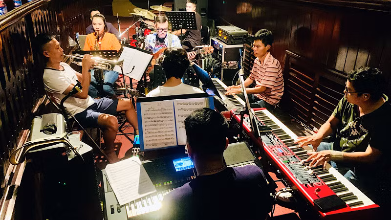 Dàn nhạc sống biểu diễn cũng khiến cho sân khấu thêm sôi động.