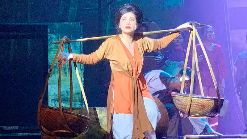 Thân phận người con gái thôn quê Tám Bính trên sân khấu.