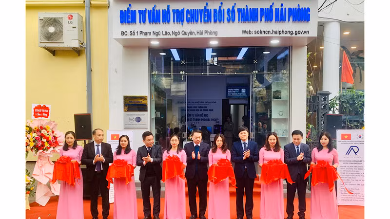 Các đại biểu cắt băng khai trương Điểm tư vấn hỗ trợ chuyển đổi số đầu tiên tại thành phố Hải Phòng.