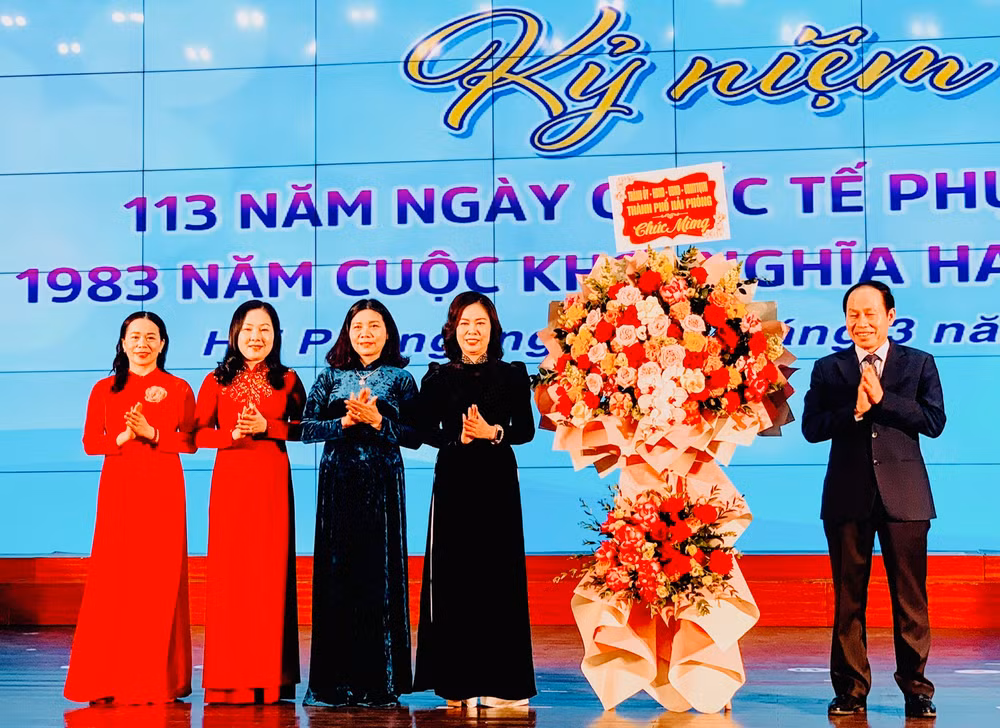 Đồng chí Lê Tiến Châu, Ủy viên Trung ương Đảng, Bí thư Thành ủy Hải Phòng tặng hoa Hội Liên hiệp Phụ nữ Hải Phòng.