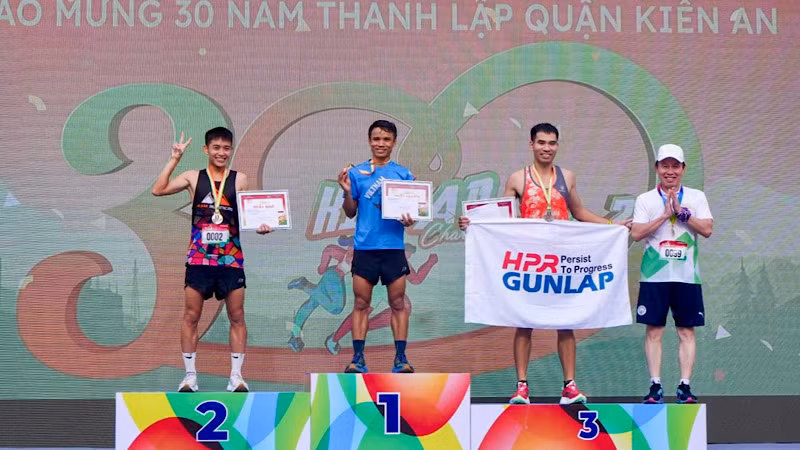 Lãnh đạo Thành ủy Hải Phòng trao giải Nhất, Nhì, Ba tặng các nam vận động viên thắng cuộc trong cự ly 10.000m