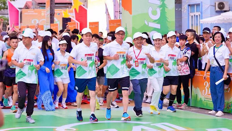 Lãnh đạo thành phố Hải Phòng và quận Kiến An tham gia chạy cùng các vận động viên.