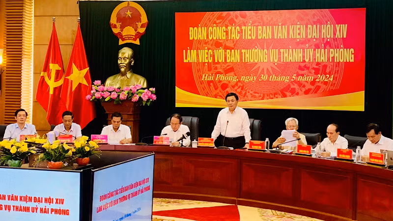 Đồng chí Nguyễn Xuân Thắng phát biểu tại buổi làm việc với Ban Thường vụ Thành ủy Hải Phòng.