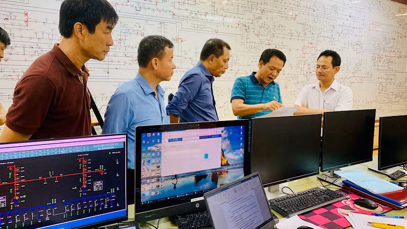 Lãnh đạo Tổng Công ty Điện lực miền bắc trực tiếp kiểm tra, đôn đốc tình hình khôi phục và cấp điện trở lại cho khách hàng tại Trung tâm điều độ Điện lực Hải Phòng.