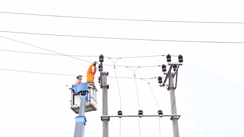 Ngành điện tập trung khôi phục hệ thống cấp điện ra huyện đảo Cát Hải.