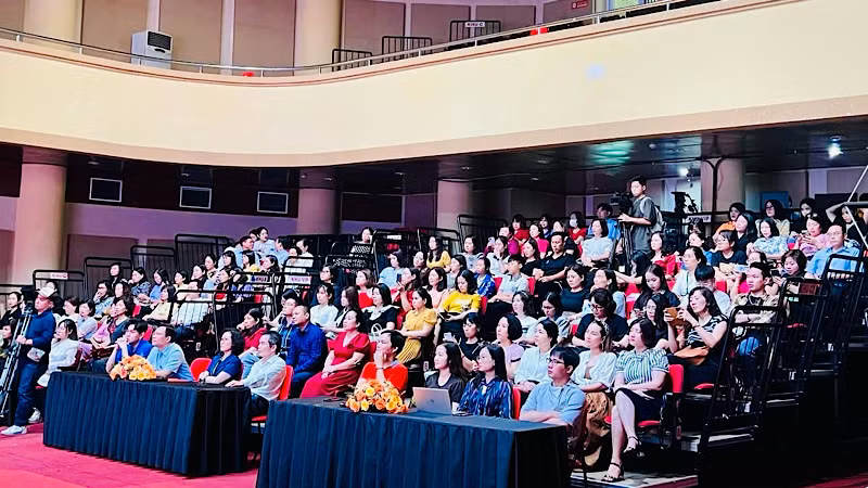 Các đại biểu tham dự cuộc họp báo tại Trường quay của Đài Phát thanh và Truyền hình Hải Phòng.