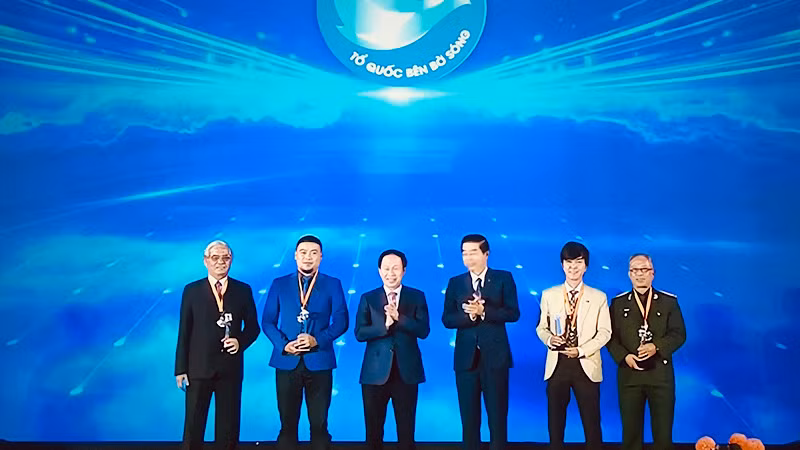 Trao giải Nhì tặng các tác giả.