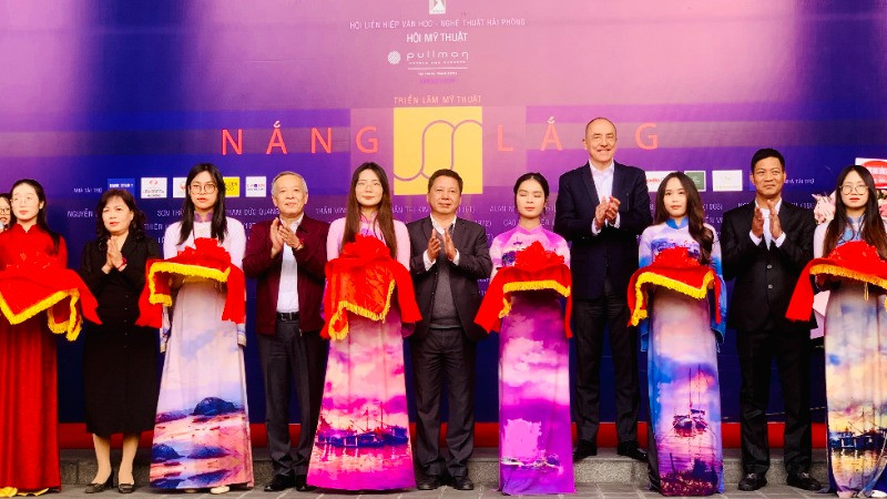 Các đại biểu cắt băng khai mạc triển lãm.