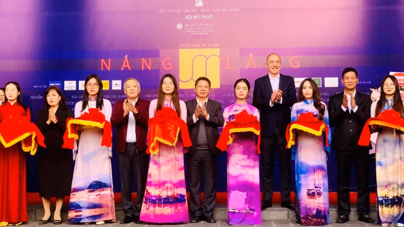 Các đại biểu cắt băng khai mạc triển lãm.