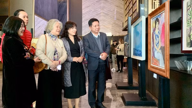 "Nắng & Lắng" thu hút sự quan tâm chú ý của nhiều người đam mê nghệ thuật hội họa. "Nắng & Lắng" thu hút sự quan tâm chú ý của nhiều người đam mê nghệ thuật hội họa.