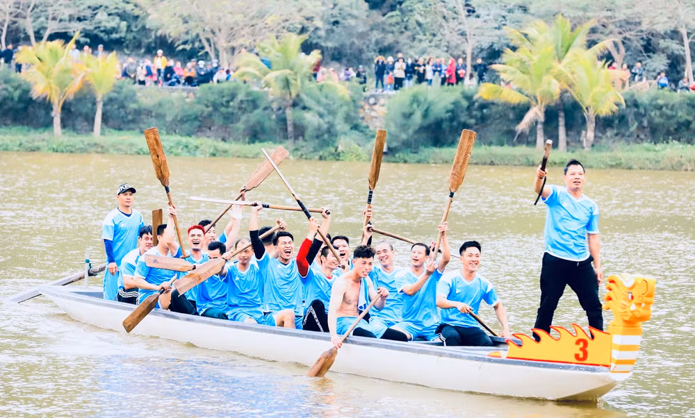 Đội đua thuyền phường Ngọc Xuyên đã xuất sắc giành giải Nhất