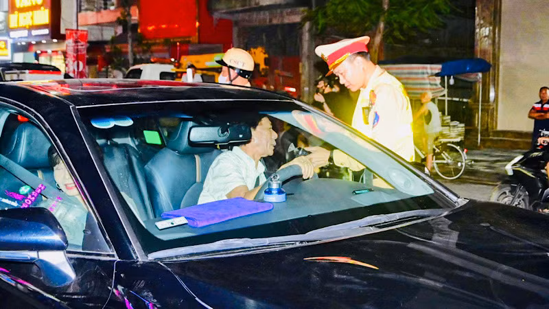 Kiểm tra nồng độ cồn đối với người điều khiển xe ô-tô trên đường bộ.