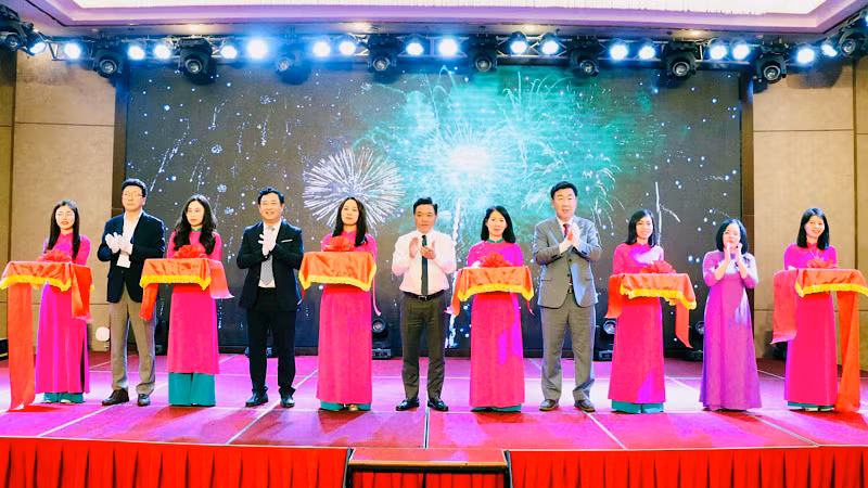 Các đại biểu cắt băng khai mạc Techfest kết nối Vùng duyên hải Bắc Bộ.
