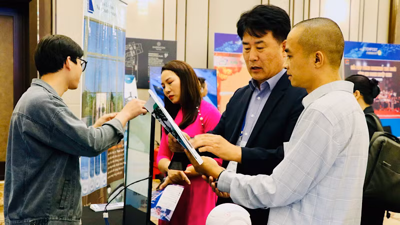 Các doanh nghiệp Việt Nam và Hàn Quốc trao đổi tại Techfest kết nối Vùng duyên hải Bắc Bộ.