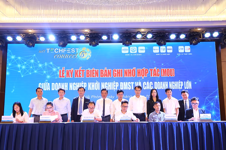 Doanh nghiệp khởi nghiệp đổi mới sáng tạo ký kết biên bản ghi nhớ hợp tác.