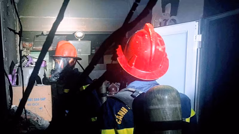 Lực lượng Phòng cháy, chữa cháy và Cứu hộ, cứu nạn kiểm tra, thoát khỏ các tầng ngôi nhà cháy.