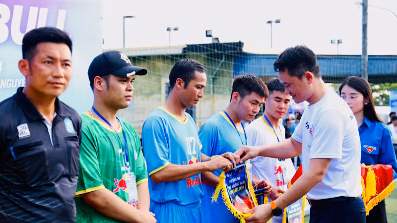 Ban tổ chức trao cờ lưu niệm tặng các đội bóng tham dự giải.