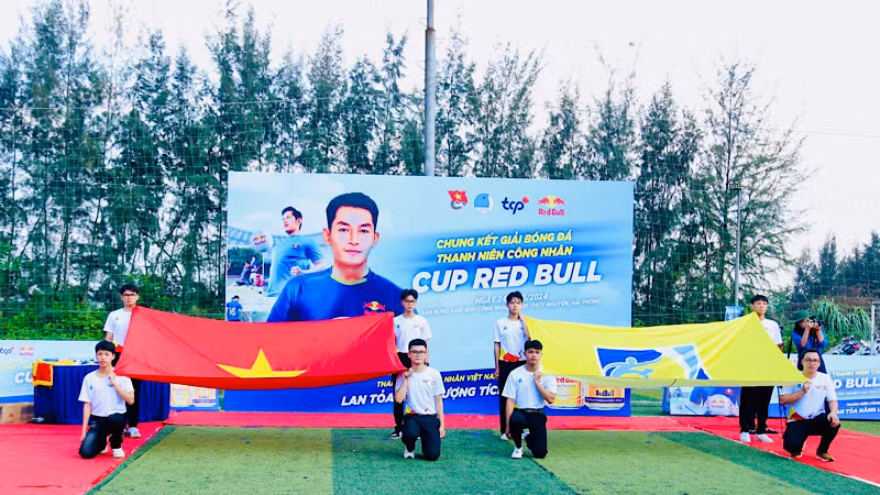 Quang cảnh chào cờ tại Lễ khai mạc Giải bóng đá Thanh niên công nhân.