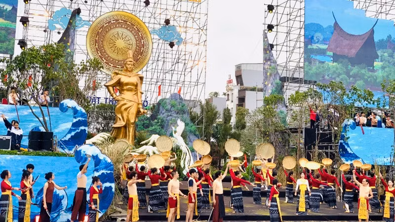 Quang cảnh các nghệ sĩ diễn viên tập luyện chuẩn bị cho khai mạc Lễ hội Nữ tướng Lê Chân.