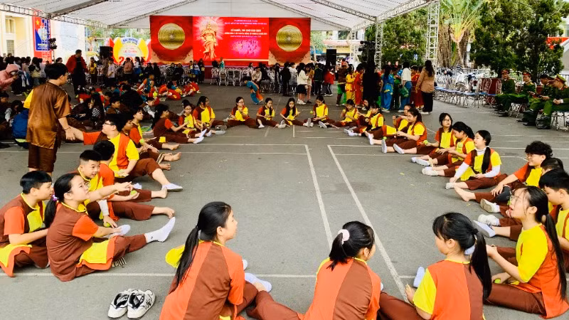 Nhiều trò chơi dân gian truyền thống được tổ chức trong lễ hội.