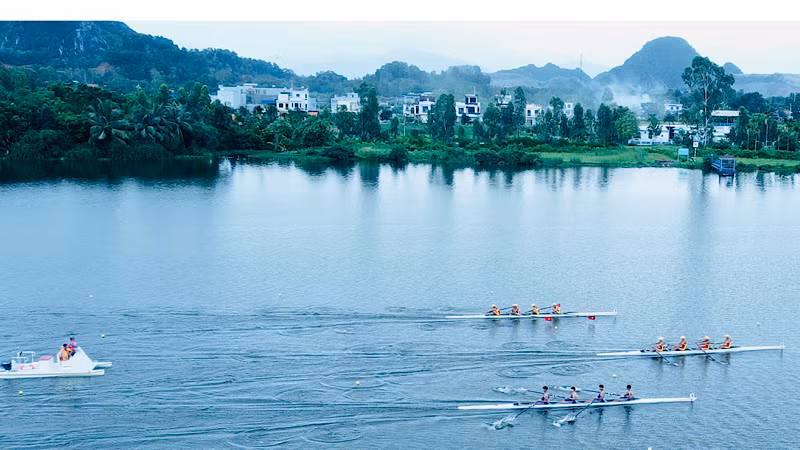 Các đội khởi tranh giải đấu trên đường đua xanh. Các đội khởi tranh giải đấu trên đường đua xanh.