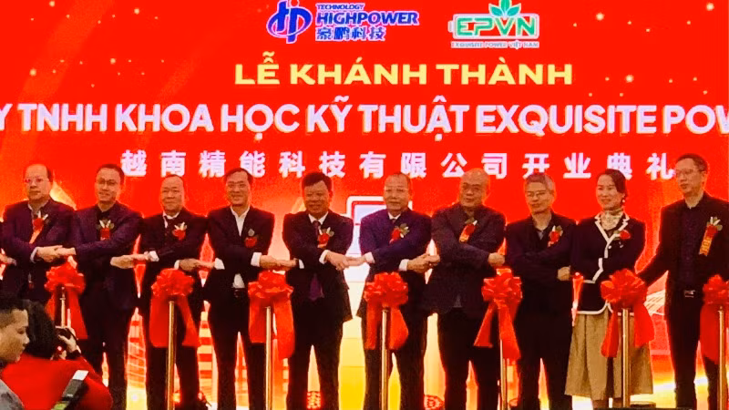 Các đại biểu chúc mừng nhà máy đi vào hoạt động.