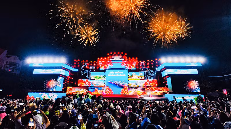 Lễ hội Hoa phượng đỏ Hải Phòng luôn thu hút đông đảo du khách trong và ngoài nước.