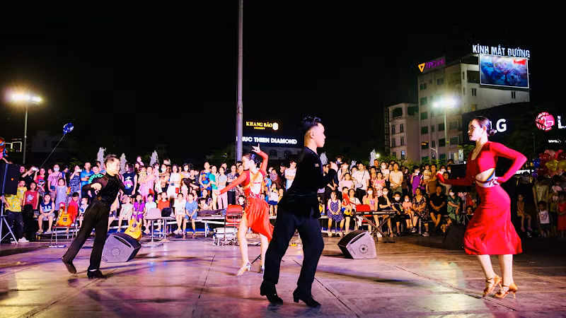 Biểu diễn nghệ thuật đường phố tại sân Cột cờ trung tâm thành phố Hải Phòng.