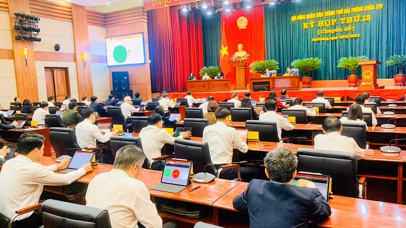 Các đại biểu nhấn nút thông qua các Nghị quyết kỳ họp.