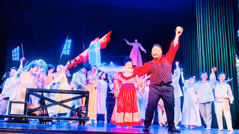 Một cảnh trong vở nhạc kịch.