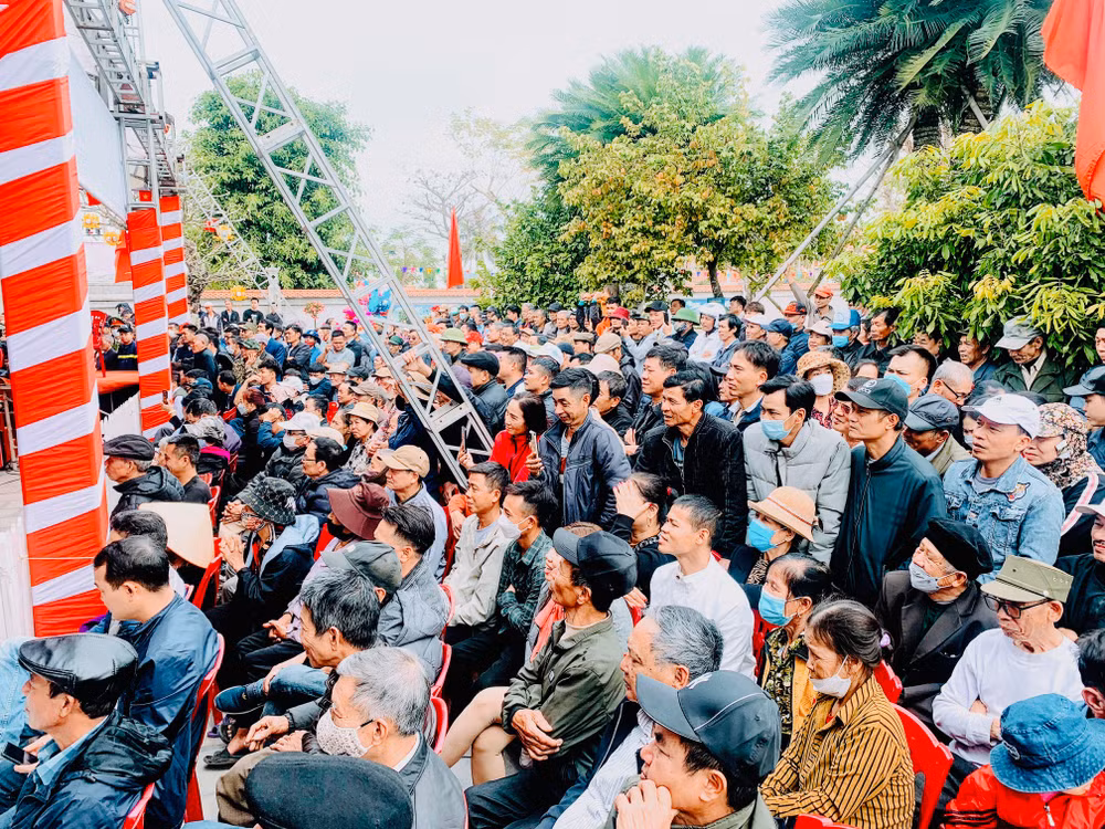 Đông đảo người dân và du khách tham dự Hội thi truyền thống vật dân tộc thời Mạc.